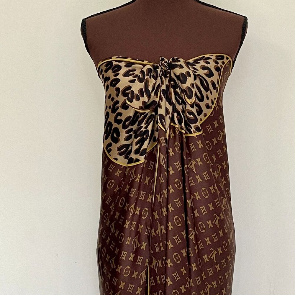 Display#1 Louis Vuitton Monogram Logo Animal Oversize Brown Gold Silk Wrap - Picture 4 of 16